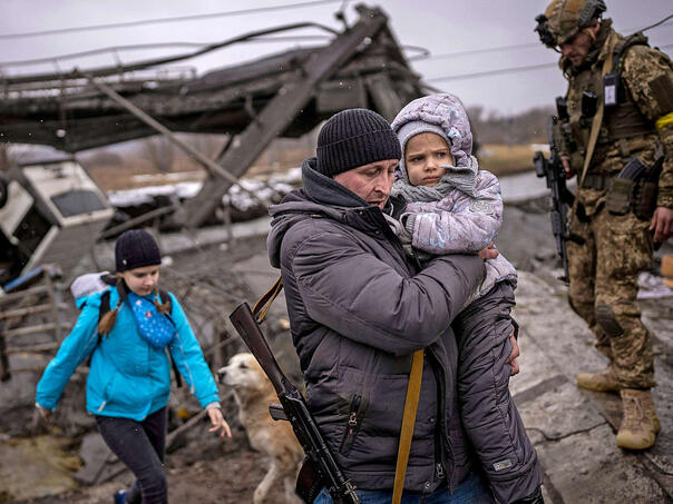 Ukrajinski civili umorni od rata napuštaju domove