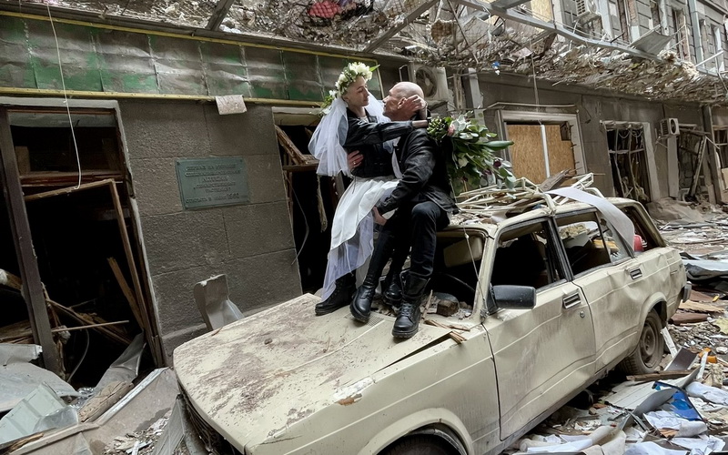 Ukrajinski par se vjenčao i napravio svadbene fotografije usred ruševina Harkiva
