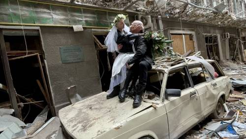 Ukrajinski par se vjenčao i napravio svadbene fotografije usred ruševina Harkiva