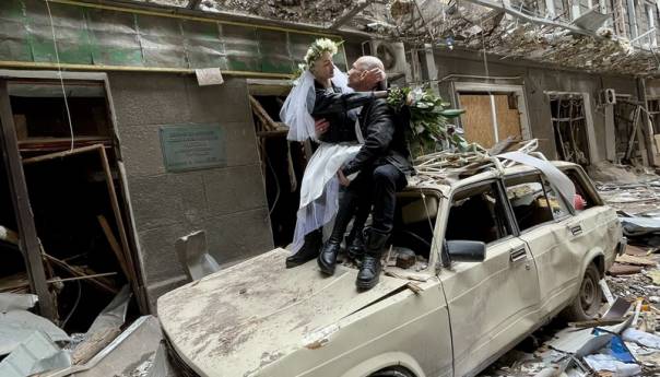 Ukrajinski par se vjenčao i napravio svadbene fotografije usred ruševina Harkiva