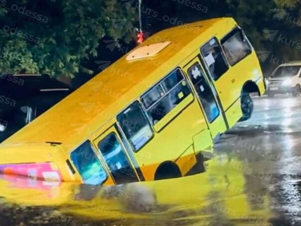 Ukrajinski spasioci bore se s vremenskim nepogodama, devet osoba stradalo u Odesi