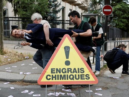 Ukrali voštanu figuru Macrona, pa je odnijeli ispred ruske ambasade