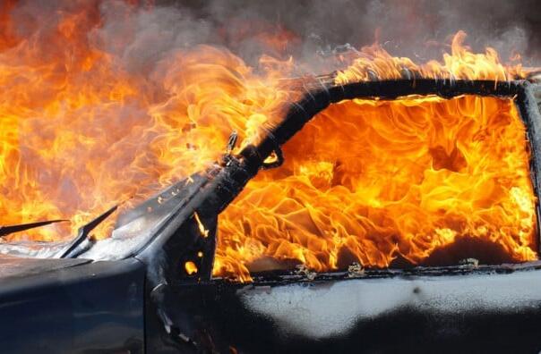 Ukrali vozilo ispred bolnice u Mostaru pa ga zapalili pored jezera