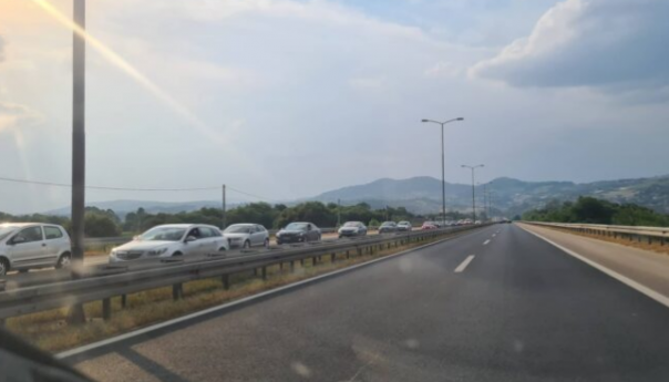 Ulaz u Sarajevo: Velike gužve na autoputu zbog saobraćajne nesreće