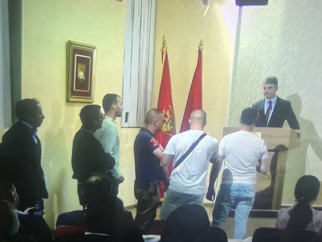 Ulcinj: Prekinuta sjednica Skupštine općine, bačen suzavac