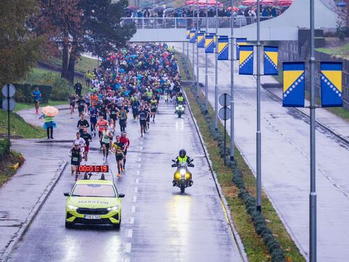 Ulicama Tuzle trčalo hiljade trkača, Matija Ivaković i Emina Begović najbrži maratonci