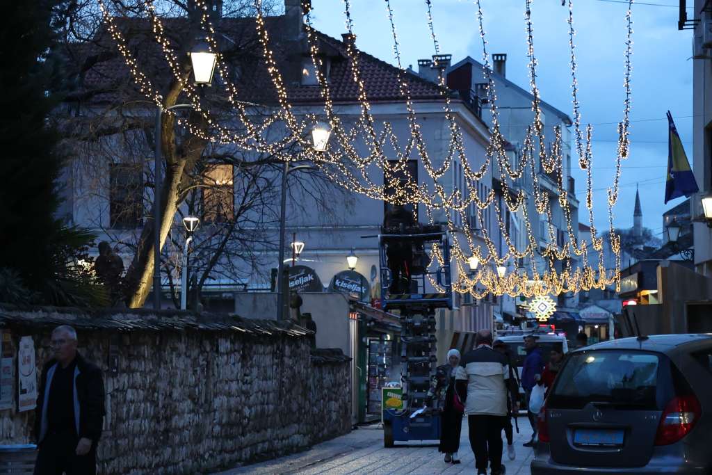 Ulice Mostara u ramazanu: Grad osvijetljen hiljadama lampica