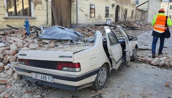 Ulice Petrinja pune ruševina