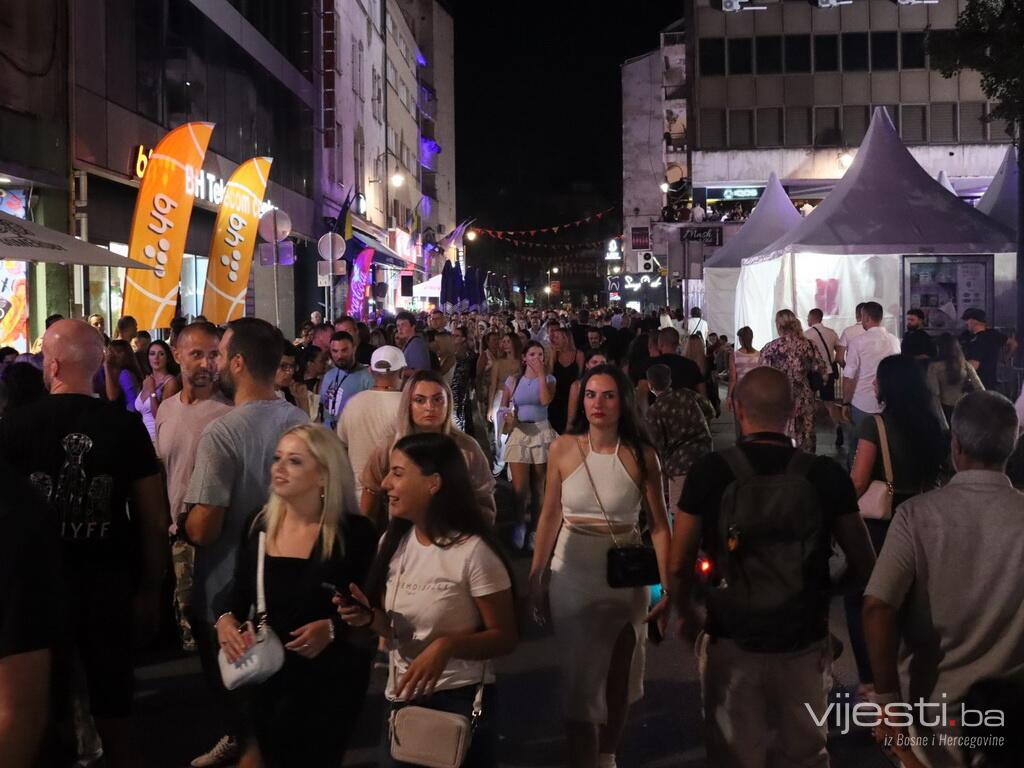 Ulice Sarajeva pune ljudi, zabava na svakom koraku