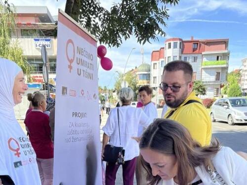 Ulična akcija u Cazinu: Za kvalitetniju zaštitu žena od nasilja u FBiH