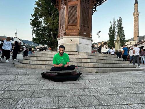 Ulični svirač oduševio prolaznike: Bella Ciao na santuru