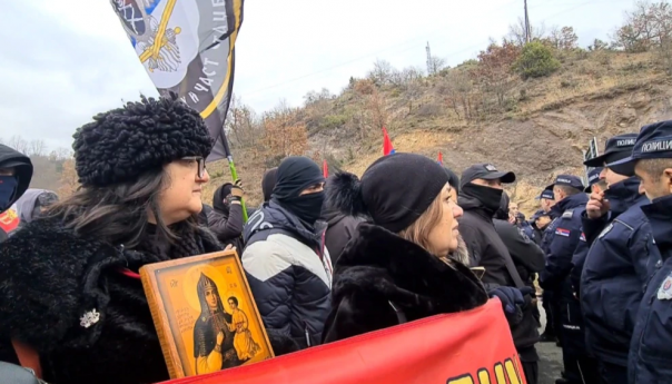 Ultradesničari iz Srbije napravili incident na prelazu Jarinje