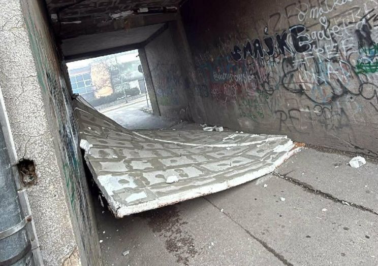 Umalo tragedija u Živinicama: Urušio se plafon prolaza ispod zgrade