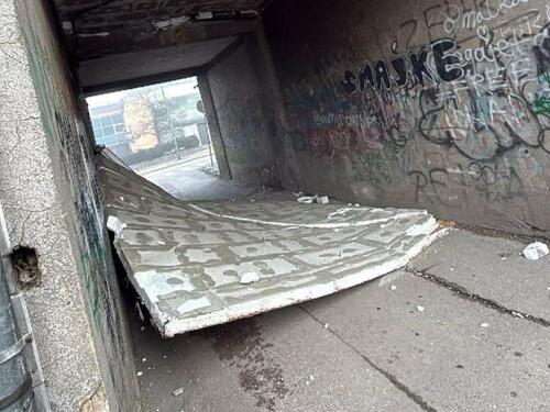 Umalo tragedija u Živinicama: Urušio se plafon prolaza ispod zgrade