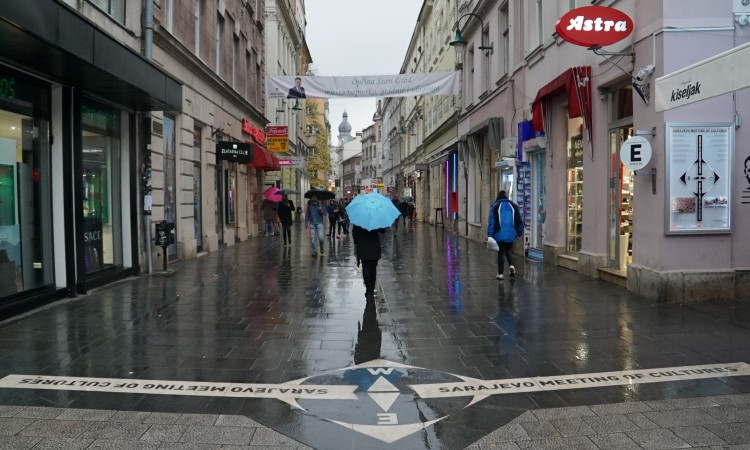 Umjereno do pretežno oblačno s kišom ili lokalnim pljuskovima