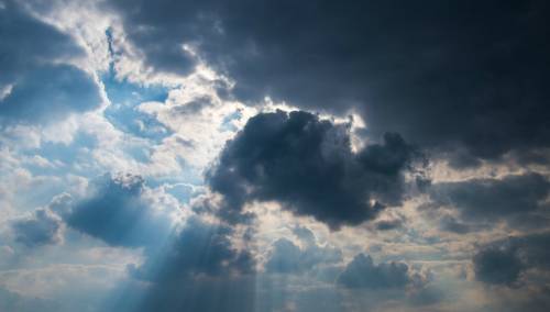 Umjereno do pretežno oblačno uz postepeno razvedravanje tokom dana