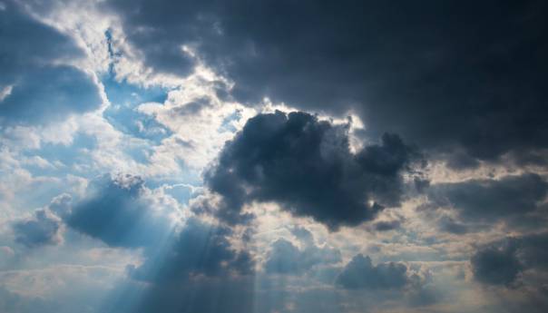 Umjereno do pretežno oblačno uz postepeno razvedravanje tokom dana