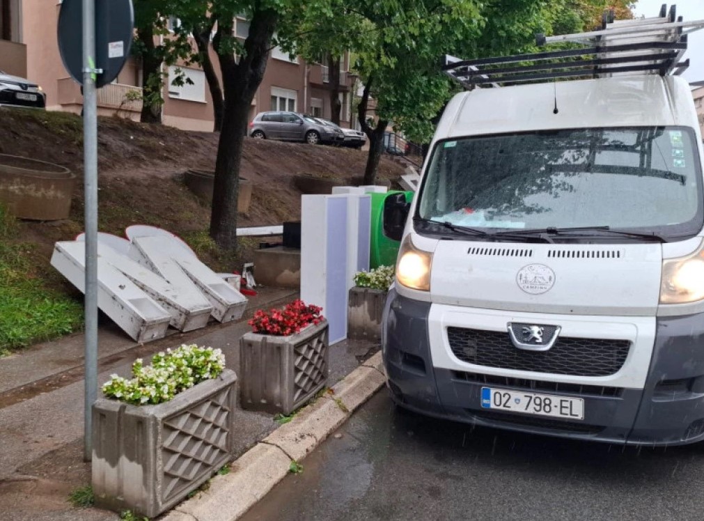 Umjesto ćiriličnog natpisa "Volim Kosovsku Mitrovicu" postavljen latinični