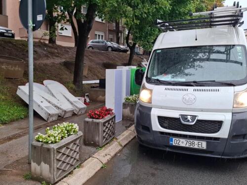 Umjesto ćiriličnog natpisa "Volim Kosovsku Mitrovicu" postavljen latinični