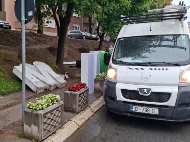 Umjesto ćiriličnog natpisa "Volim Kosovsku Mitrovicu" postavljen latinični