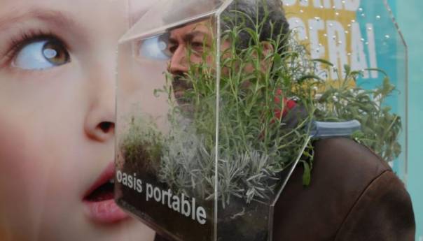 Umjesto maskom, belgijski umjetnik se od korone štiti zelenom oazom