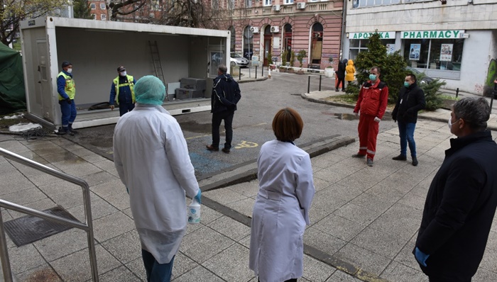 Umjesto šatora postavljeni kontejneri za trijažu