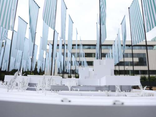 Umjetnički projekt 'If walls could tell' Mische Kuballa u blizini buduće zgrade muzeja Ars Aevi