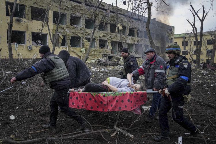 Umrla trudnica čija je slika obišla svijet nakon bombardiranja porodilišta
