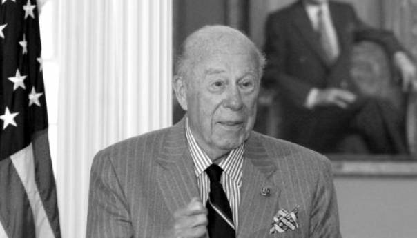 Umro George Shultz