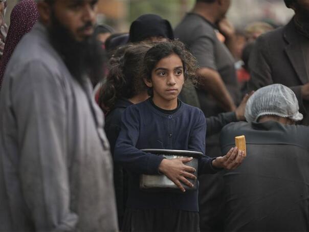 UN: Žene i djeca u Gazi pretražuju smeće u potrazi za hranom