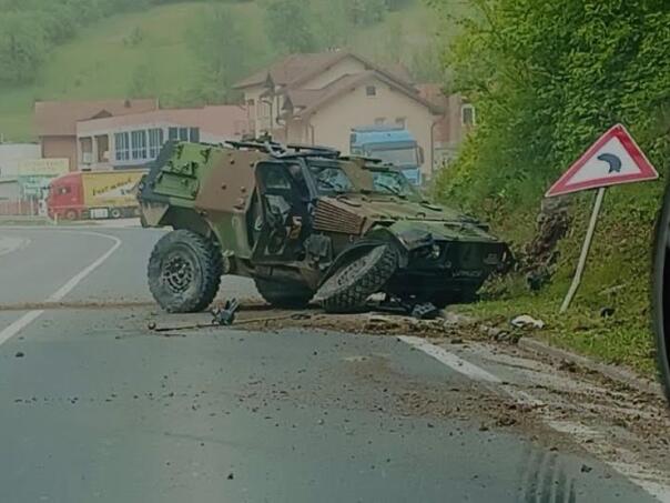 Uništeno vozilo EUFOR-a nakon sudara kod Srebrenika