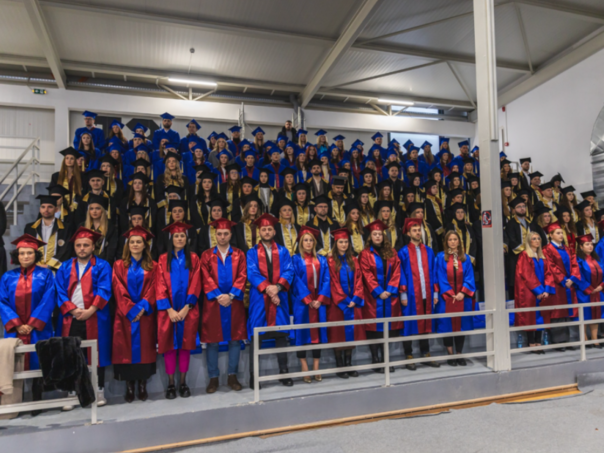 Univerzitet u Bihaću promovisao 331 akademca: "Ostanite i gradite ovu zemlju"