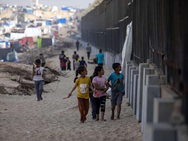 UNRWA: Djeca u Gazi provode do osam sati dnevno skupljajući vodu i hranu