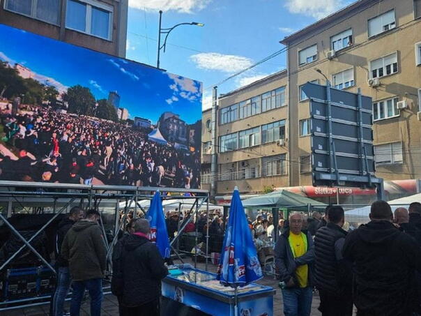 UNS: Na mitingu u Nišu priveden dopisnik australijskog radija SBS