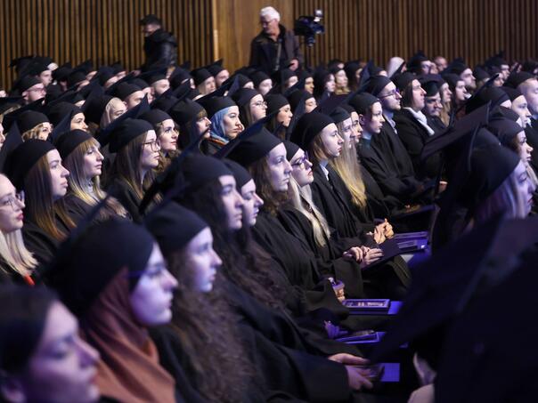 UNSA: Danas promocija 3633 diplomantice i diplomanta, magistrantice i magistranta