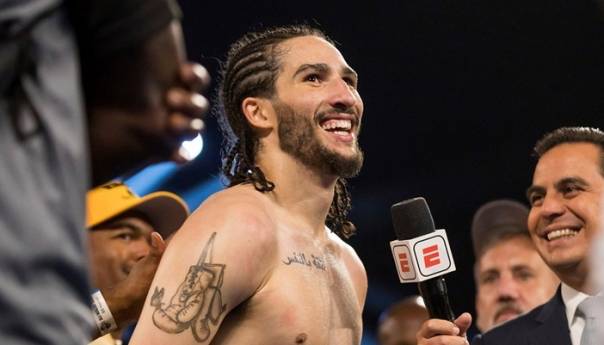 Unuk Muhammada Alija pobijedio u prvom profesionalnom meču i odao počast djedu