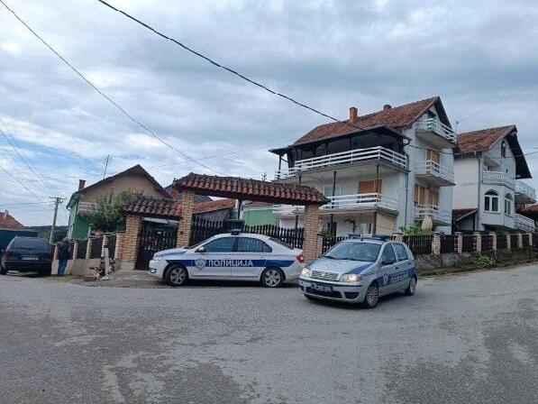 Unuk osumnjičen da je zaklao babu i dedu