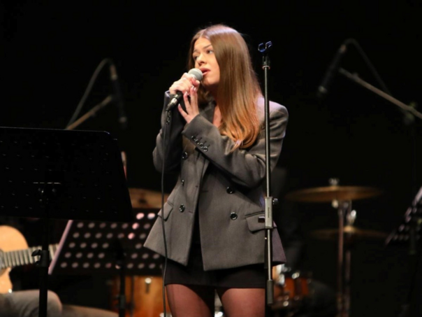 Unuka legendarnog Arsena Dedića, zapjevala na koncertu u njegovu čast