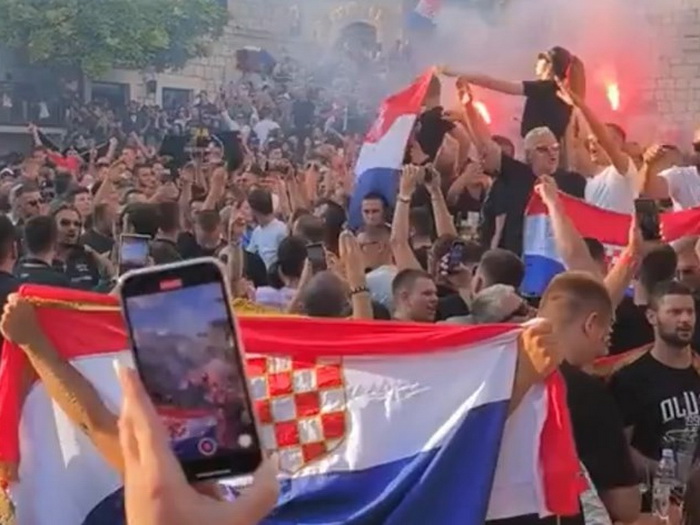 Uoči Thompsonovog koncerta prepunim trgom odjekivalo 'Evo zore, evo dana'
