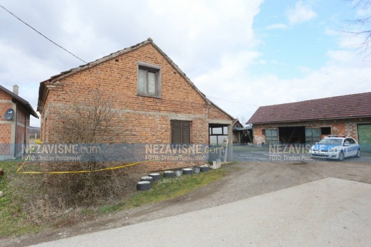 Upalio traktor da se ne čuje da puca u suprugu