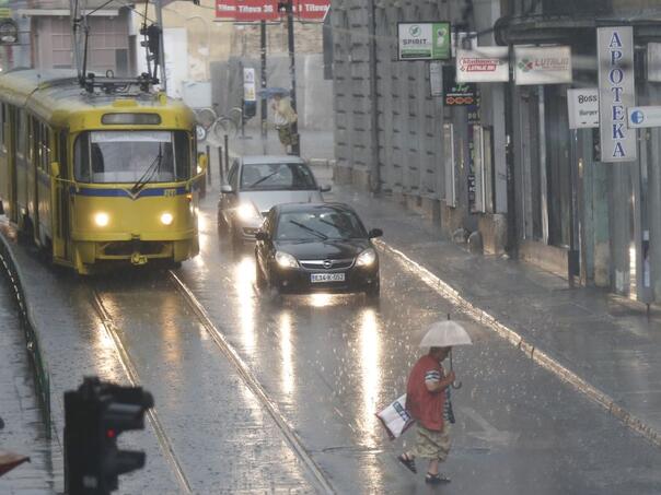 Upaljen narandžasti meteoalarm: Obilne padavine i jak vjetar