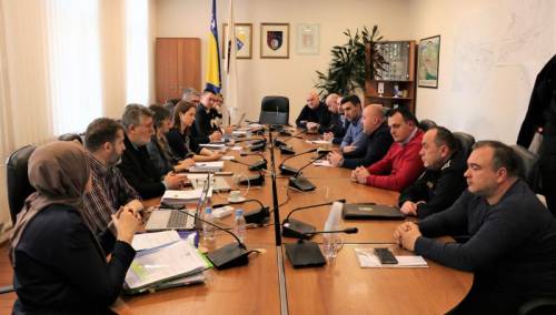 Uposlenicima koji plaću primaju iz budžeta dogovoren dodatak na plaću od 100 KM