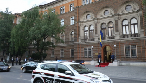 Uposlenima u Predsjedništvu BiH i sudovima u Sarajevu naređena evakuacija zbog dojave o bombi