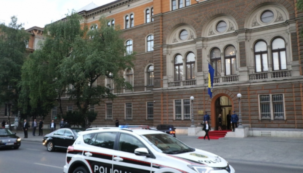 Uposlenima u Predsjedništvu BiH i sudovima u Sarajevu naređena evakuacija zbog dojave o bombi