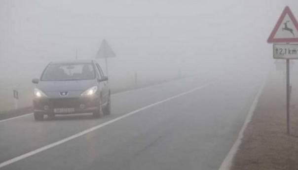 Upozorenje vozačima na maglu, odrone i klizav kolovoz
