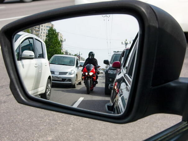 Upozorenje vozačima na povećan broj motociklista i biciklista u saobraćaju