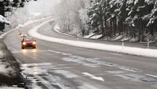 Upozorenje vozačima zbog magle, poledice i odrona