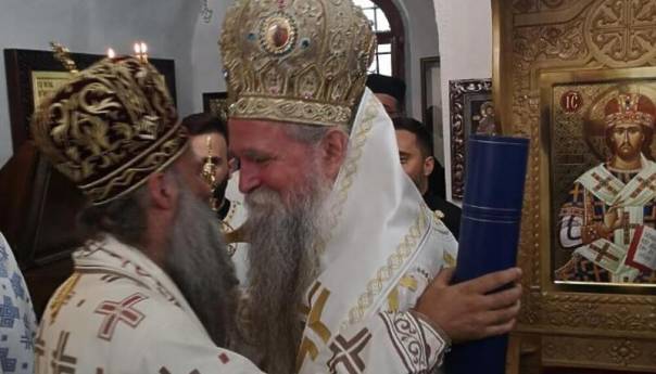 Uprkos protestima i neredima ustoličen mitropolit Joanikije