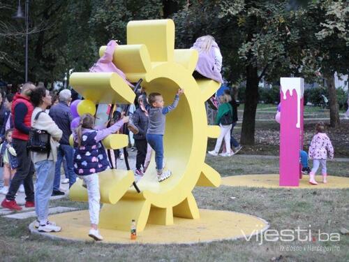 Uprkos protivljenju građana, otvoren Ćirilični park u Banjaluci