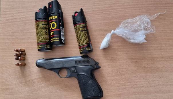 Uputili se ka Cetinju: Nosili oružje, drogu, sprej ...